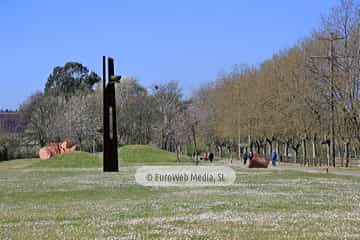 Escultura «Hemisferios en equilibrio»