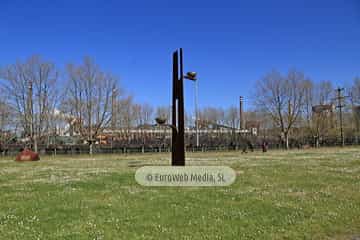 Escultura «Hemisferios en equilibrio»