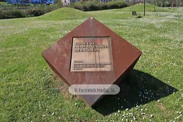 Escultura «Hemisferios en equilibrio»