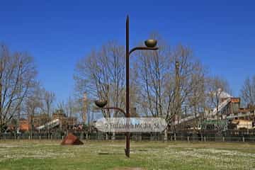 Escultura «Hemisferios en equilibrio»