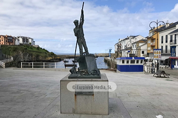 Escultura «Homenaje a los hombres y mujeres de la mar» en Tapia de Casariego