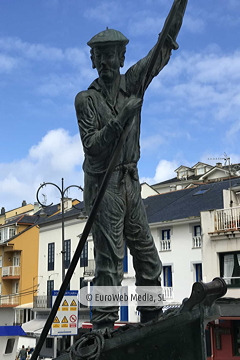 Escultura «Homenaje a los hombres y mujeres de la mar» en Tapia de Casariego