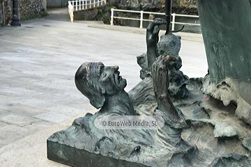 Escultura «Homenaje a los hombres y mujeres de la mar» en Tapia de Casariego