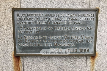 Escultura «Homenaje a los hombres y mujeres de la mar» en Tapia de Casariego