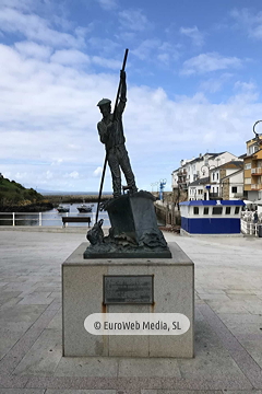 Escultura «Homenaje a los hombres y mujeres de la mar» en Tapia de Casariego