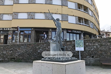 Escultura «Homenaje a los hombres y mujeres de la mar» en Tapia de Casariego