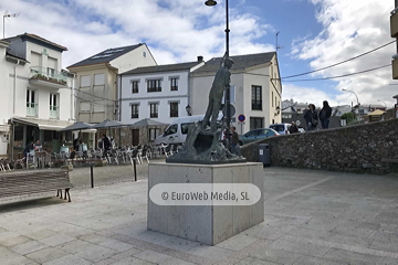 Escultura «Homenaje a los hombres y mujeres de la mar» en Tapia de Casariego