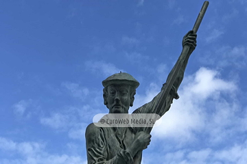 Escultura «Homenaje a los hombres y mujeres de la mar» en Tapia de Casariego