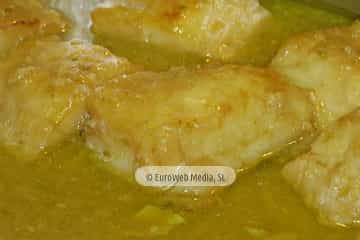 En Oviedo capital. Bacalao frito con salsa de cebolla y pimiento verde