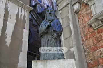 Escultura «San Juan Bautista» en Oviedo