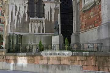 Escultura «San Juan Bautista» en Oviedo