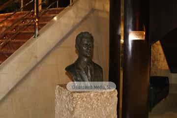Escultura «Busto de Sir Neville Marriner»
