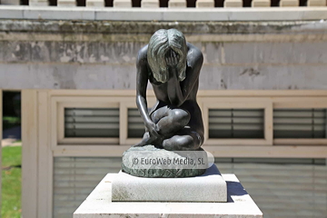 Escultura «Mavi» en miniatura