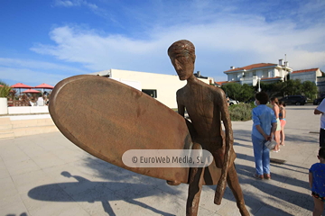 Escultura «Reconocimiento a Félix Cueto y las personas pioneras del surf»