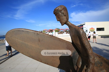Escultura «Reconocimiento a Félix Cueto y las personas pioneras del surf»