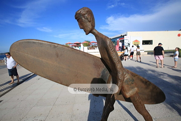 Escultura «Reconocimiento a Félix Cueto y las personas pioneras del surf»