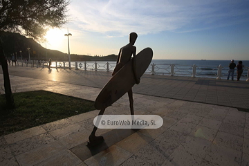 Escultura «Reconocimiento a Félix Cueto y las personas pioneras del surf»