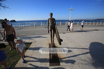 Escultura «Reconocimiento a Félix Cueto y las personas pioneras del surf»