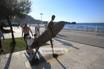 Escultura «Reconocimiento a Félix Cueto y las personas pioneras del surf»