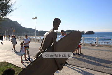 Escultura «Reconocimiento a Félix Cueto y las personas pioneras del surf»