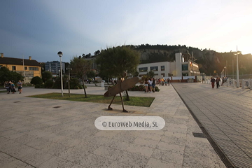 Escultura «Reconocimiento a Félix Cueto y las personas pioneras del surf»