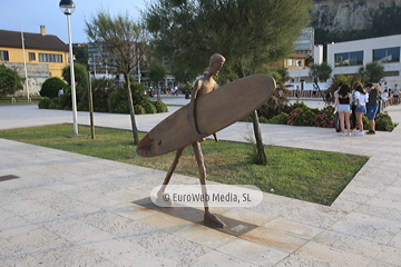 Escultura «Reconocimiento a Félix Cueto y las personas pioneras del surf»