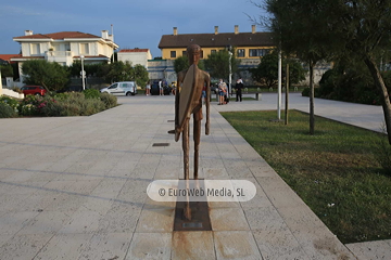Escultura «Reconocimiento a Félix Cueto y las personas pioneras del surf»