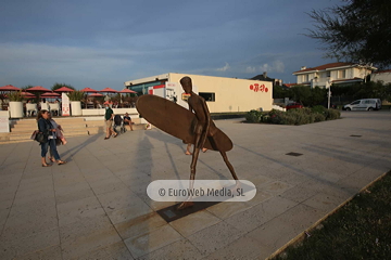Escultura «Reconocimiento a Félix Cueto y las personas pioneras del surf»