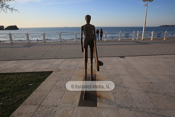 Escultura «Reconocimiento a Félix Cueto y las personas pioneras del surf»