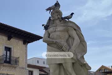 Escultura «Rey Don Pelayo, primer Rey de España»