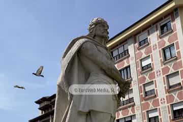 Escultura «Rey Don Pelayo, primer Rey de España»