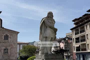 Escultura «Rey Don Pelayo, primer Rey de España»