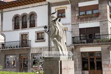 Escultura «Rey Don Pelayo, primer Rey de España»