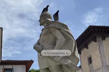 Escultura «Rey Don Pelayo, primer Rey de España»