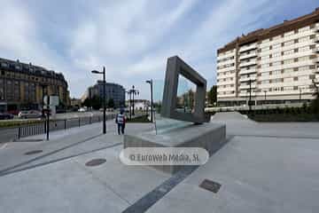 Escultura «Equilibrio y Transparencia»