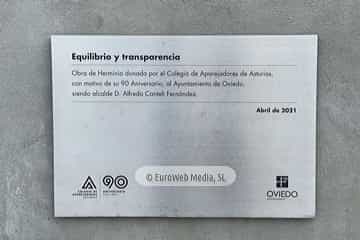 Escultura «Equilibrio y Transparencia»