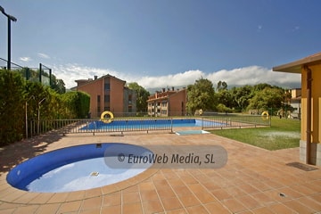 Piscina y padel. Apartamentos Marina Llanes