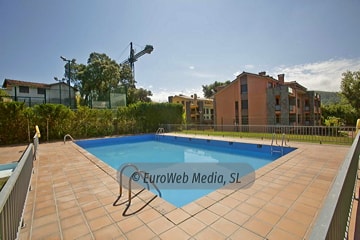 Piscina y padel. Apartamentos Marina Llanes